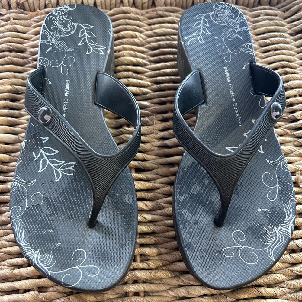 Ipanema Gisele Bundchen Women’s Black Floral Print Thong Sandals size 9